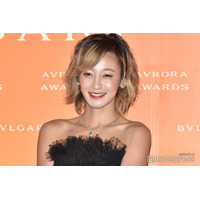 西山茉希、子ザルのパンチくんと対面 黒タイツ×ミニスカの動物園コーデ披露「会いたかった子に会いに」