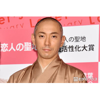 市川團十郎「2人とも伸び盛り」背比べする麗禾＆勸玄の様子公開「ぐんぐん成長してる」「両親ともに高いからまだ伸びそう」と反響