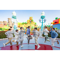 なにわ男子、USJ「スーパー・ニンテンドー・ワールド」イベント登場 “同い年”5周年をマリオポーズで祝福