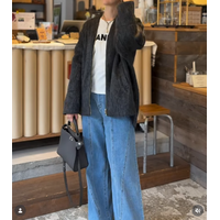 シャギーノーカラーコートが主役。白ロゴＴ×デニムの冬→春スイッチ着こなし【40代の毎日コーデ】