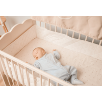 泣く赤ちゃんが心配な愛犬　ゆりかごを覗くと“まさかの献上品”に「え！？」「母性が爆発」