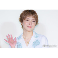 上野樹里、オン眉ショート×ハイトーンで雰囲気ガラリ ほっそり美脚も披露