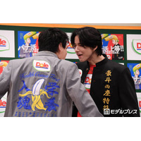 JO1佐藤景瑚＆豆原一成、学ラン姿で睨み合い 学生時代のエピソード明かす「ボタンは全部なかった」