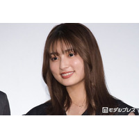 吉川愛、大胆ワンショルダースリットドレス姿に絶賛の声「大人の色気」「ドキッとした」