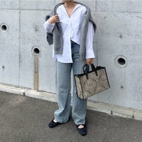 白シャツ×デニムを今年らしく。シルエットで差をつける大人の洗練デイリーカジュアル【40代の毎日コーデ】