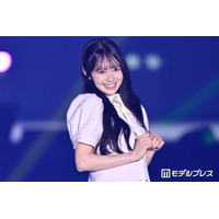 AKB48新センター・伊藤百花、美脚際立つミニスカ春コーデ 笑顔でファンにお手振り＆「名残り桜」ポーズも【超十代2026】