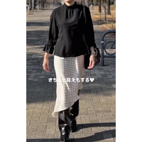 デイリーにもオケージョンにも映える黒のフリルブラウス。大人世代にちょうどいい甘すぎない着こなし【40代の毎日コーデ】