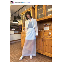 芹那、ミニ丈フリル衣装からほっそり美脚輝く「スタイル抜群」「オーラ全開」の声