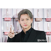 Number_i平野紫耀、華やかメイク＆黒スーツで魅力放出 新生活迎える人にメッセージも「素敵な世界が待っていると思う」【YSL LOVENUDE HOTEL】