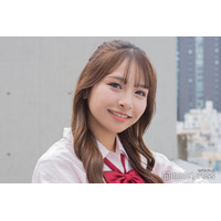 「今日好き」出身美女、プリーツミニスカから美脚スラリ「脚のライン綺麗」「シルエット最強」なと反響