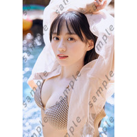 乃木坂46川崎桜、色気あふれる接近ビキニショット 1st写真集封入ポストカード第5弾公開【エチュード】