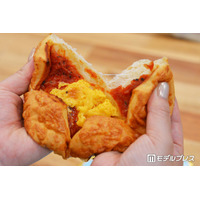 ファミマ、“超も～っちり”食感の新作パンを実食！じゅわもちピザパン、はみ出すホイップのあんぱん等3種