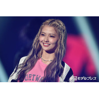 フォーエイト48あみか、膝上ミニドレスで美脚スラリ「小顔が際立ってる」「お姫様みたい」の声