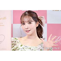 三上悠亜、色白美脚全開のミニワンピース姿披露「スタイル良すぎて二度見した」「真似したい春コーデ」と反響