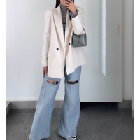 ZARAのオーバーサイズ白ジャケットが主役。×ワイドデニムで作るこなれ感ある春の着こなし【40代の毎日コーデ】