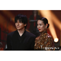 戸田恵梨香、生田斗真にエスコートされレッドカーペット降臨 美背中輝く華やかゴールドドレス姿【地獄に堕ちるわよ】