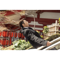 高橋一生主演「リボーン」初回、コロナ禍・安倍元首相・AKBが全盛期…現実とのリンクが話題「生きてきた過去を見ているよう」「実在人物出てきた」