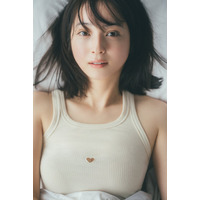 佐々木希、デビュー20周年記念し10年ぶりのカレンダー決定 “目が合いすぎる”コンセプトに撮影