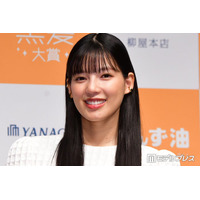 石井杏奈、美ボディ映えるフリル水着姿披露「ウエスト綺麗」「さすがの着こなしです」と反響