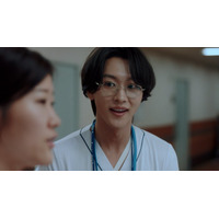 ROIROM本多大夢、CM単独初出演 “あたふたする”新人ナース役で登場