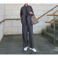 忙しい朝に頼れるセットアップ。ほどよいカジュアル感の秘訣はインに着たロゴＴ【40代の毎日コーデ】