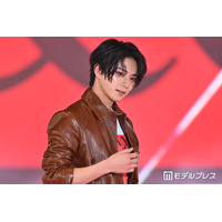 岩瀬洋志、唇拭うセクシー仕草にキュン ロングコートで抜群スタイル際立つ 【ガルアワ2026SS】