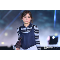 矢吹奈子、ミニ丈ワンピでスラリ美脚披露 爽やかポロニット×腰巻きスタイルでハイセンスな着こなし【ガルアワ2026SS】