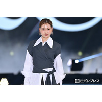 「オフライン ラブ」ミミ、ツヤ肌輝くメイクで魅力放出 シックなシャツスタイルで大人の雰囲気【ガルアワ2026SS】