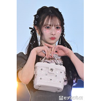 AKB48新センター・伊藤百花、ツインテール姿で甘めオーラ全開 ミニ丈ワンピから美脚披露【ガルアワ2026SS】