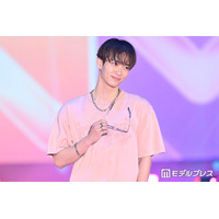 「ブルーロック」実写化出演話題・野村康太、メガネ外して微笑む 春色Tシャツ×デニムパンツで闊歩【ガルアワ2026SS】