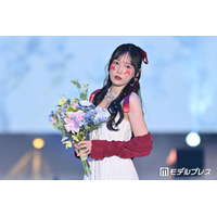 ≠ME鈴木瞳美、カーディガンから美肩チラ見せ リボンメイクがキュート【ガルアワ2026SS】