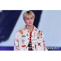 奥野壮、プリントジャケット姿でランウェイ 鮮やかアイテムも難なく着こなす【ガルアワ2026SS】