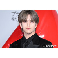 MAZZEL・RAN、赤がワンポイントのブラック衣装「プラダを着た悪魔２」期待ポイント明かす