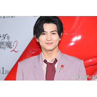 超特急・柏木悠、暗めカラー衣装の登壇者の中で「ピンクパープルをねじ込ませていただきました」【プラダを着た悪魔２】