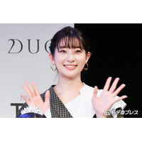 足立梨花、ミニスカから美脚際立つ「オシャレすぎます」「さすがの着こなし」