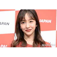 板野友美、ミニスカコーデで美脚スラリ「身体の半分が脚」「ずっと可愛い」と反響