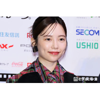 島崎遥香、前髪ぱっつんにチェンジ 美ウエストのぞくミニTコーデに「スタイル良すぎる」「雰囲気変わる」の声