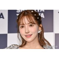三上悠亜、美ウエストチラリの純白セットアップ姿「スタイル抜群」「天使みたい」の声