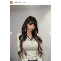 広島カープ小園海斗選手の妻・渡辺リサ「17歳差親子」娘たちとの3ショット公開「口元が似てる」「ママの顔してる」の声