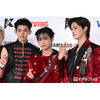 &TEAM、赤衣装でレカペ降臨「情熱的なパフォーマンスをお見せしたい」アジアツアーに意気込みも【KCON JAPAN 2026／レッドカーペット】