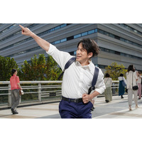 岡田准一、マック「プレミアムローストアイスコーヒー」新CMにサラリーマン役で登場 名曲「TOKIO」に乗せ華麗なステップ披露