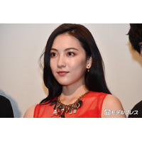 KARA知英、美ウエストチラリ 延世大学応援祭オフショットに反響「衣装の色合いが可愛すぎる」「ラインが綺麗」