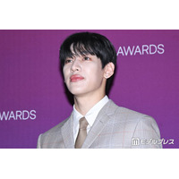 GOT7ベンベン、チェック柄スーツ姿でオーラ放つ 日本開催イベントに降臨【クランチロール・アニメアワード2026】