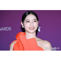 西野七瀬、ワンショルダーのオレンジドレスで魅力放出【クランチロール・アニメアワード2026】
