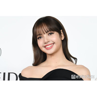 BLACKPINKリサ、美脚＆ウエスト際立つ“超ミニ”ユニフォーム風コーデ披露「異次元のスタイル」「脚の長さレベチ」と反響