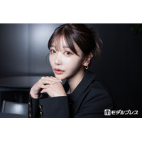 “整形総額3,000万超え”人気YouTuber・Rちゃん、ふんわりオフショルミニワンピ姿披露「肩のライン華奢で憧れる」「脚長すぎ」の声