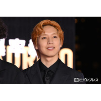 坂東龍汰、雰囲気ガラリなオレンジ髪でイベント登場 ファンの歓声に笑顔で対応【黒牢城】