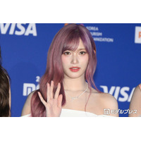 IVEイソ、ミニ丈からほっそり美脚際立つ「スタイルレベチ」「透明感すごい」と反響