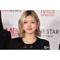IVEガウル、美デコルテ際立つノースリミニワンピショット公開「透き通るような美肌」「スタイルレベチ」の声