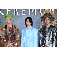 ミセス「CEREMONY」1日目の衣装はオズの魔法使いモチーフ グリーンカーペットで異彩放つ【Mrs. GREEN APPLE presents「CEREMONY」】